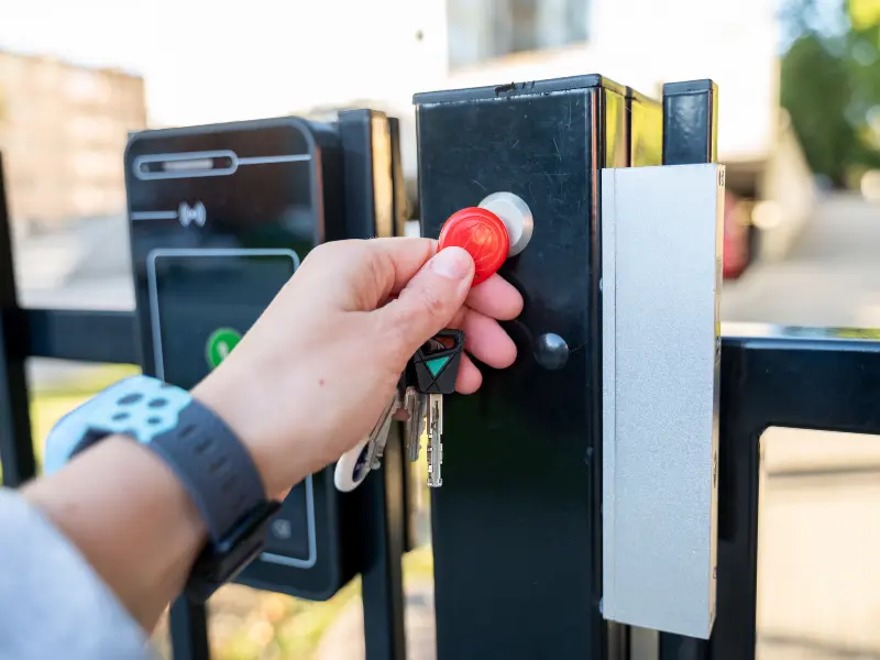 Electromagnetic maglock fitted to a security door